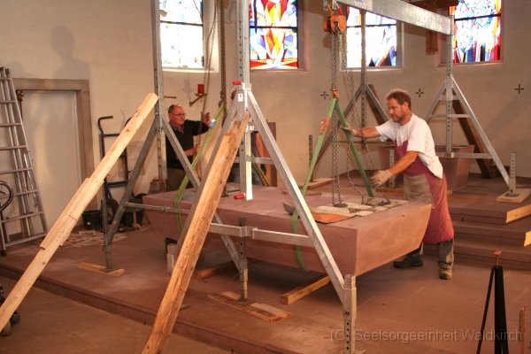 20110615-1a-600.jpg - Ein Schwertransport - der Altarstein wird abgebaut