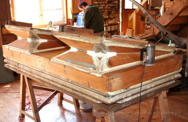 20100407-05b.jpg - Arbeiten am Blasebalg