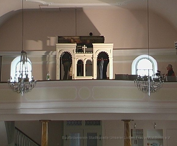 MCAS20100317-02a.jpg - Die Orgel vor dem endgültigen Abbau