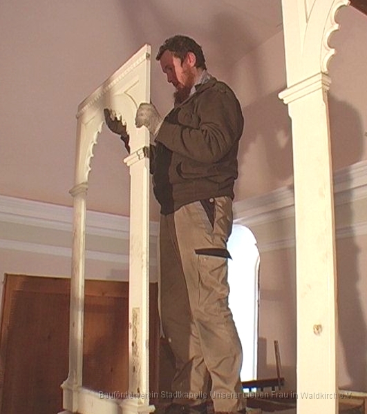 MCAS20100317-04a.jpg - Die Seitenteile werden abgebaut
